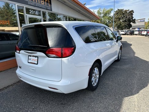 Used 2021 Chrysler Voyager LX image 7