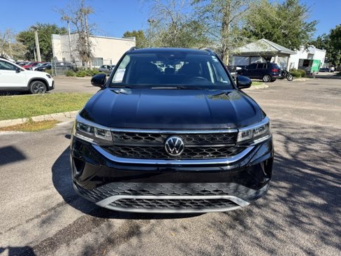 Certified 2024 Volkswagen Taos SE image 2