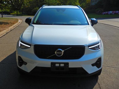 Used 2025 Volvo XC40 B5 Plus image 7