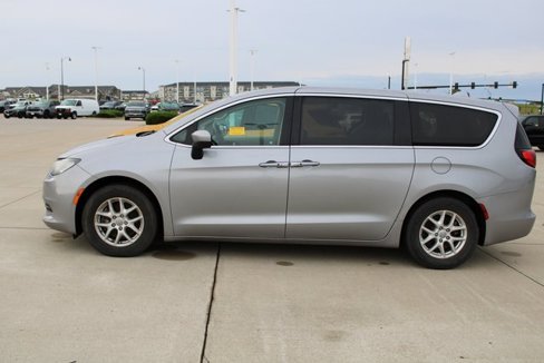 Used 2017 Chrysler Pacifica Touring image 3