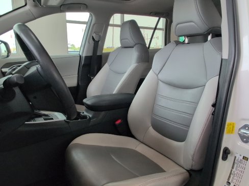 Used 2020 Toyota RAV4 XLE Premium image 16