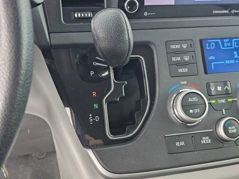 Used 2020 Toyota Sienna LE image 32