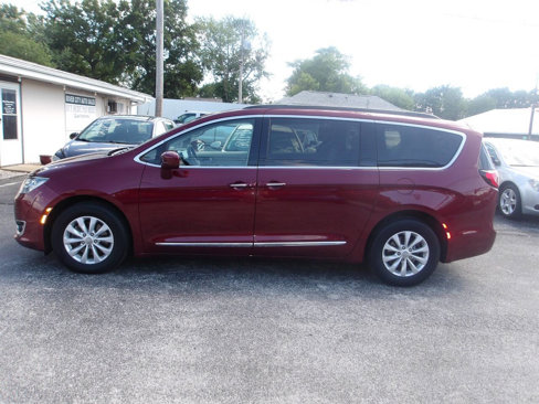 Used 2017 Chrysler Pacifica Touring-L image 4