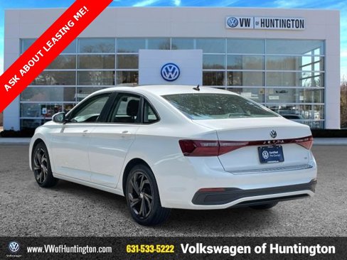 Certified 2025 Volkswagen Jetta SE w/ Sunroof Package image 4
