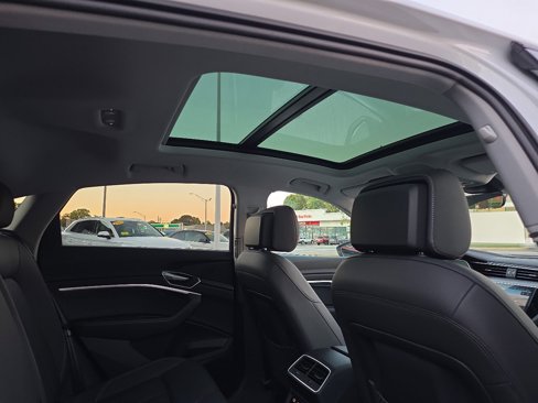 Used 2022 Audi e-tron Premium Plus w/ Premium Plus Package image 42