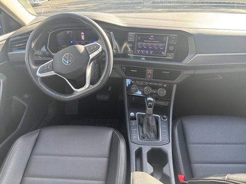 Used 2024 Volkswagen Jetta SE image 3