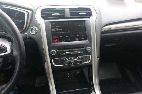 Used 2017 Ford Fusion SE w/ Fusion SE Technology Package image 10