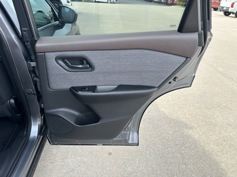 Used 2023 Nissan Rogue S image 17