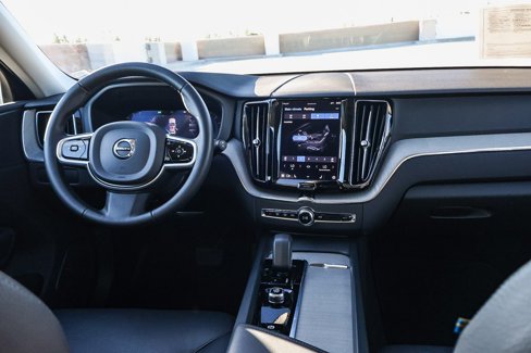 Used 2025 Volvo XC60 B5 Plus image 14