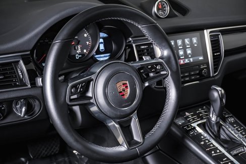 Certified 2018 Porsche Macan image 18