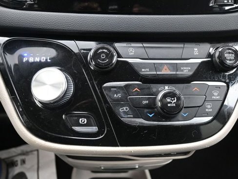 Used 2020 Chrysler Voyager Lxi image 17