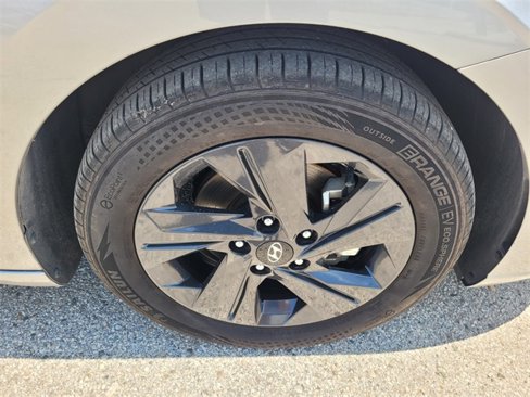 Used 2023 Hyundai Elantra SEL image 18