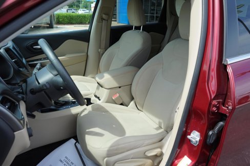 Used 2019 Jeep Cherokee Latitude w/ Popular Appearance Group image 9
