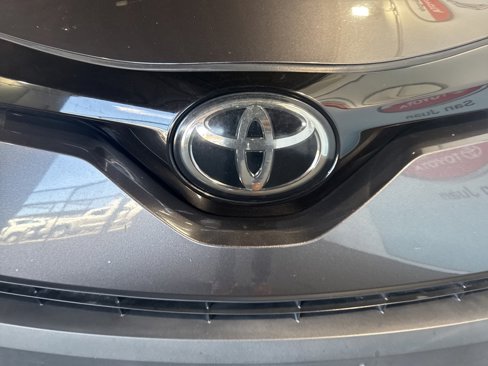 Used 2022 Toyota C-HR XLE image 12