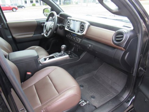 Used 2023 Toyota Tacoma Limited image 24