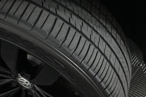 Certified 2021 Volkswagen Tiguan SE R-Line image 28