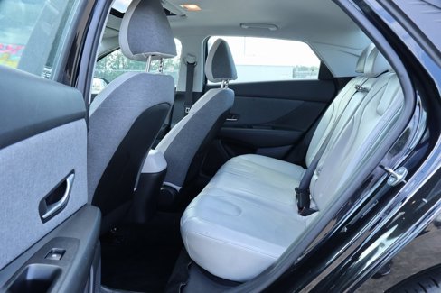 Used 2023 Hyundai Elantra Limited image 9