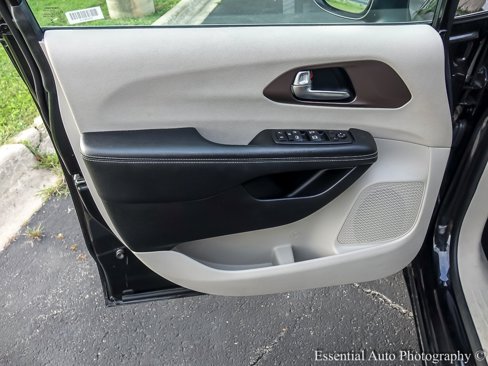 Used 2023 Chrysler Voyager LX image 27
