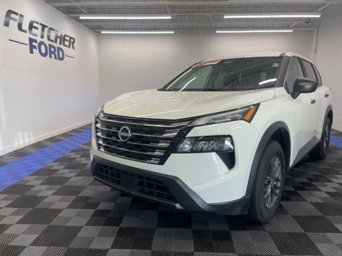 Used 2024 Nissan Rogue S image 3