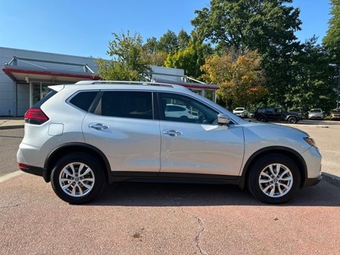 Used 2017 Nissan Rogue SV w/ SV Premium Package image 6