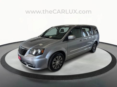 Used 2014 Chrysler Town & Country S image 3