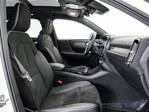 Used 2022 Volvo XC40 P8 Recharge Plus image 22