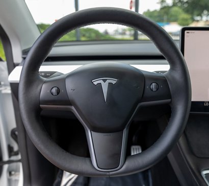 Used 2024 Tesla Model Y Performance image 5