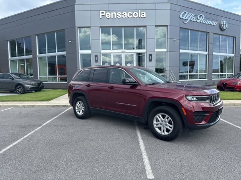 Used 2023 Jeep Grand Cherokee Laredo image 2