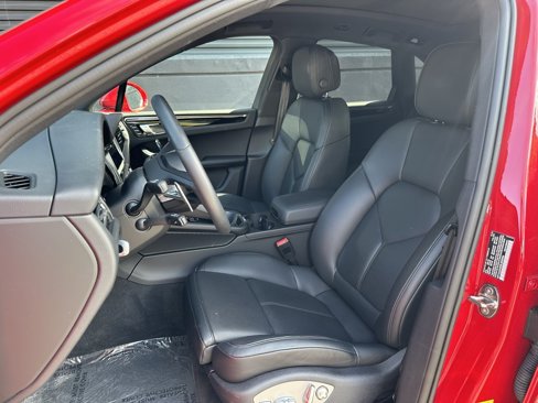 Certified 2025 Porsche Macan image 16