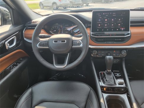 Used 2024 Jeep Compass Limited image 5