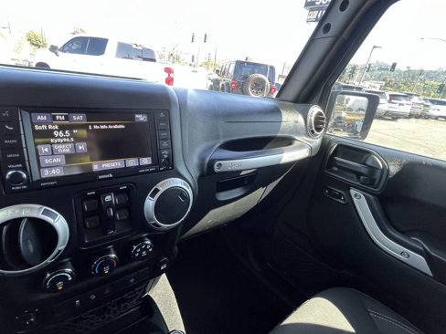 Used 2017 Jeep Wrangler Unlimited Sahara w/ Connectivity Group image 23