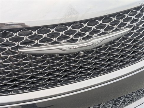 Used 2024 Chrysler Pacifica Premium image 11