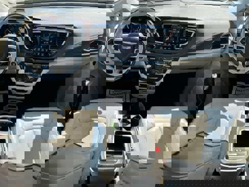 Certified 2019 Chrysler Pacifica Limited image 2