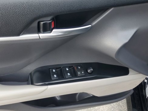 Used 2020 Toyota Camry L image 13