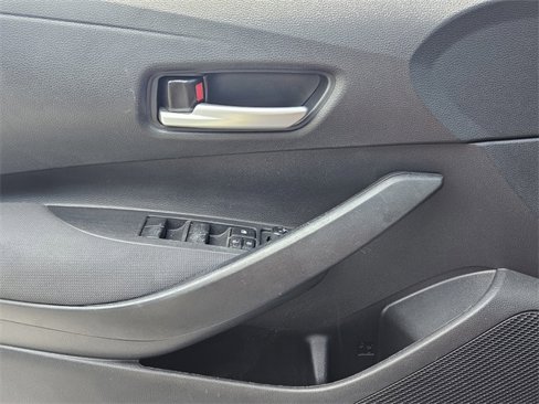 Used 2021 Toyota Corolla LE image 32