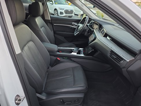 Used 2022 Audi e-tron Premium Plus w/ Premium Plus Package image 34