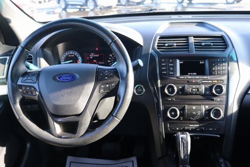 Used 2017 Ford Explorer XLT image 2