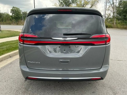 Used 2022 Chrysler Pacifica Touring-L image 8
