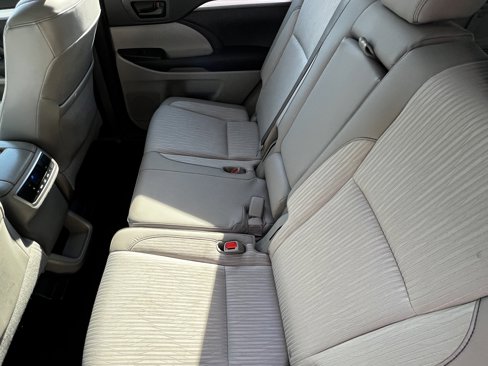 Used 2015 Toyota Highlander LE image 30