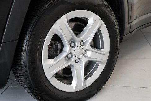 Used 2023 Jeep Compass Sport image 2