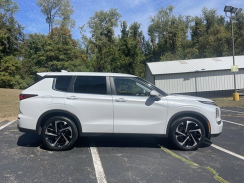 Used 2022 Mitsubishi Outlander ES image 2