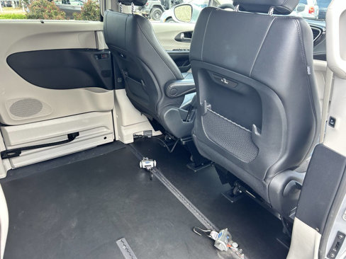 Used 2022 Chrysler Pacifica Touring-L image 7