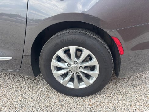 Used 2018 Chrysler Pacifica Touring-L image 14