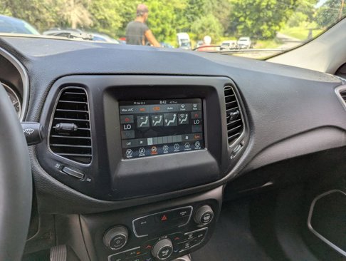 Used 2021 Jeep Compass Latitude image 11
