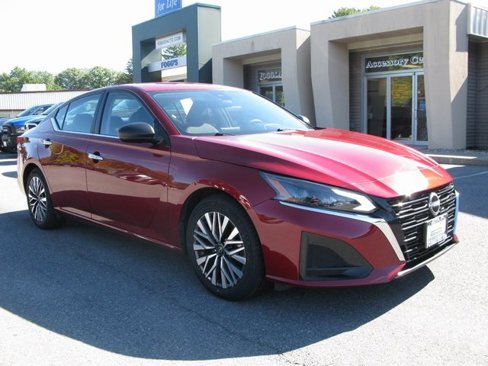 Used 2024 Nissan Altima 2.5 SV image 2
