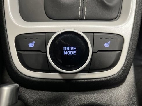 Used 2023 Hyundai Venue Limited image 7
