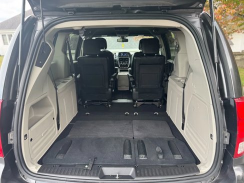 Used 2019 Dodge Grand Caravan SXT image 16