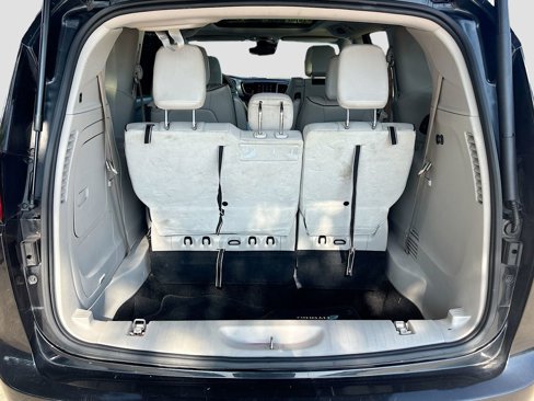 Used 2017 Chrysler Pacifica Platinum image 28
