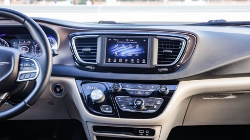 Used 2018 Chrysler Pacifica Touring-L image 14