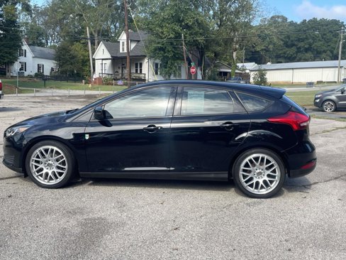 Used 2017 Ford Focus SE image 2